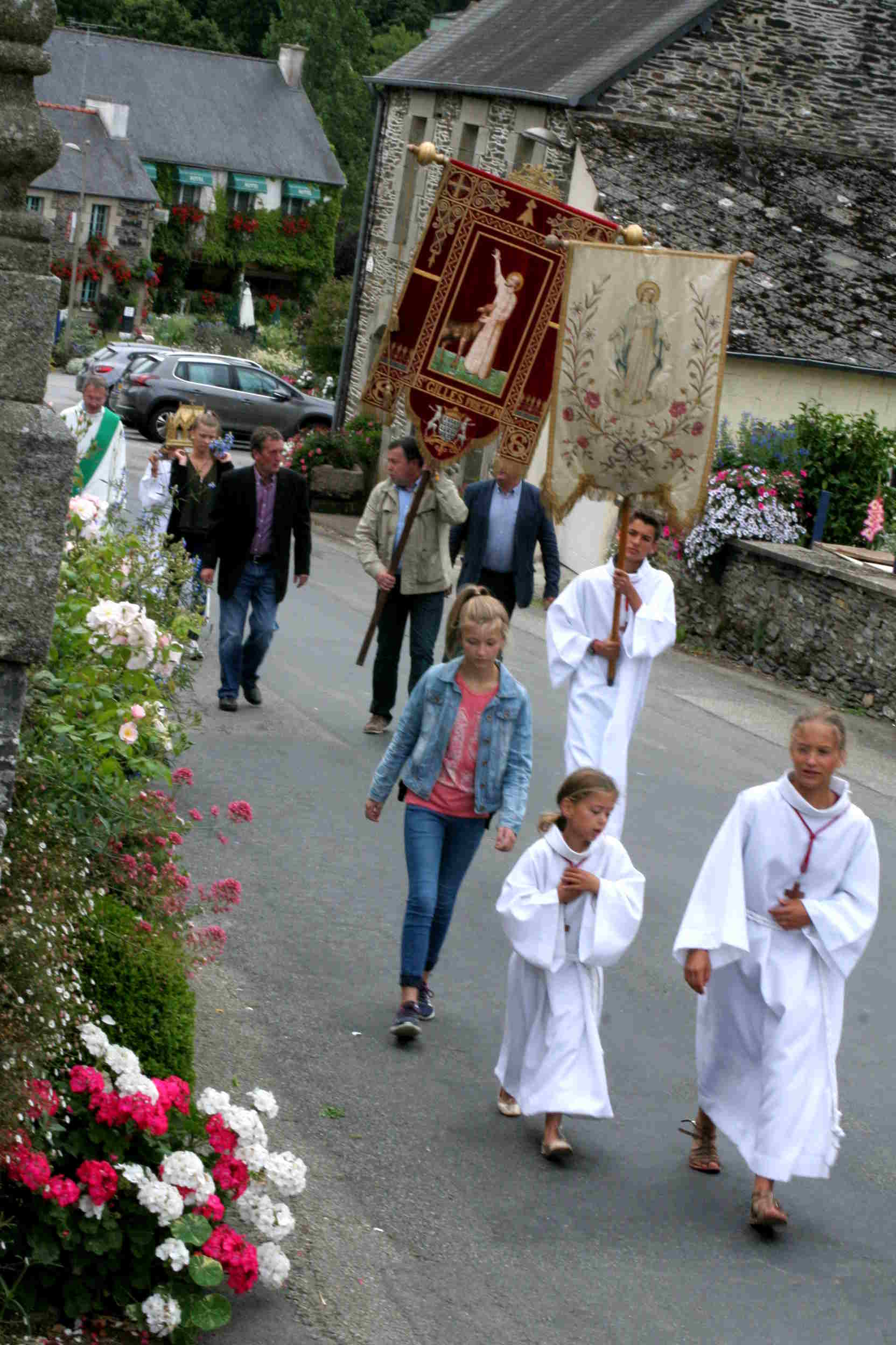 Retour des reliques et bannières dans l'église